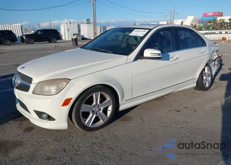 2010 Mercedes-Benz C 300 Sport z USA, uszkodzony, nr VIN WDDGF5EB3AR121015